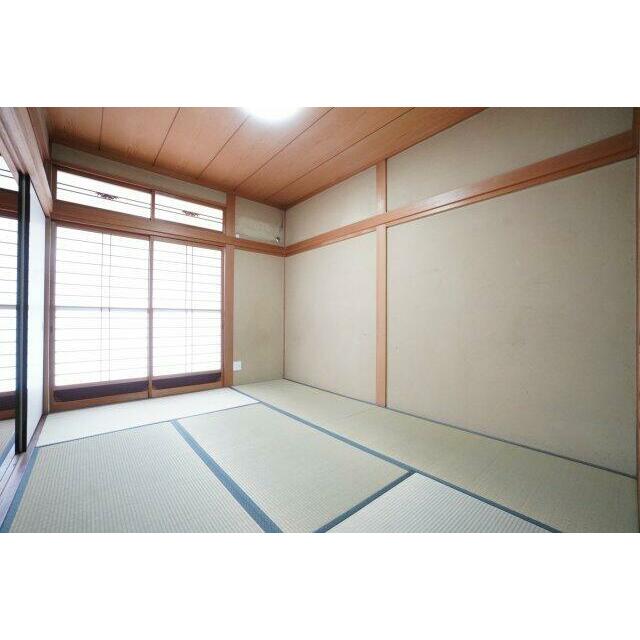 1階6帖和室。畳の表替え、襖・障子の張替えを行いました！8帖和室と繋げて14帖の広さでも使用可能♪
