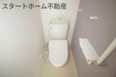 落ち着いた色調のトイレです