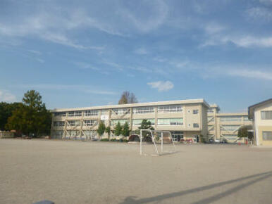 宝木小学校　989ｍ/徒歩13分、車3分