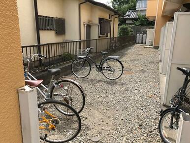 自転車からバイクまで置ける駐輪場です。