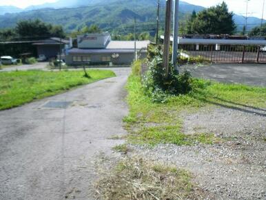 道路：舗装されています。