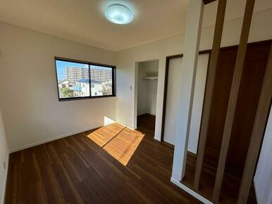 2階洋室約5.5帖、別角度から