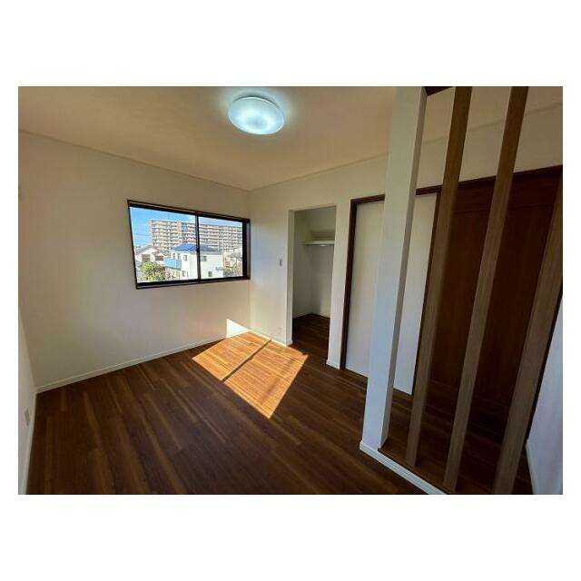 2階洋室約5.5帖、別角度から