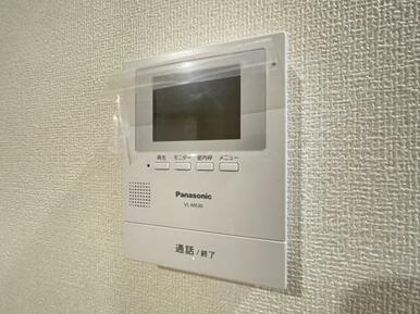 訪問者がひと目でわかるモニター付きインターホンを標準装備。お子さまのお留守番にも安心です