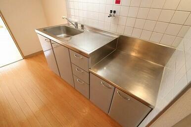 キッチンには調理スペースも十分確保済み。