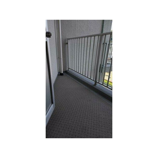 キッチン横にもバルコニーがあるので、ゴミなどを出しておくのも便利です！！