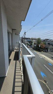 開放的で明るい空間を演出してくれるバルコニーです