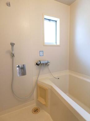 浴室にも窓があるので換気もしやすいです