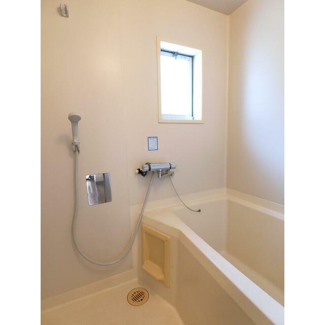 浴室にも窓があるので換気もしやすいです