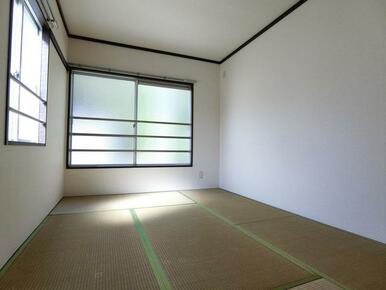 和室も窓が２か所あるので日がよく入ります