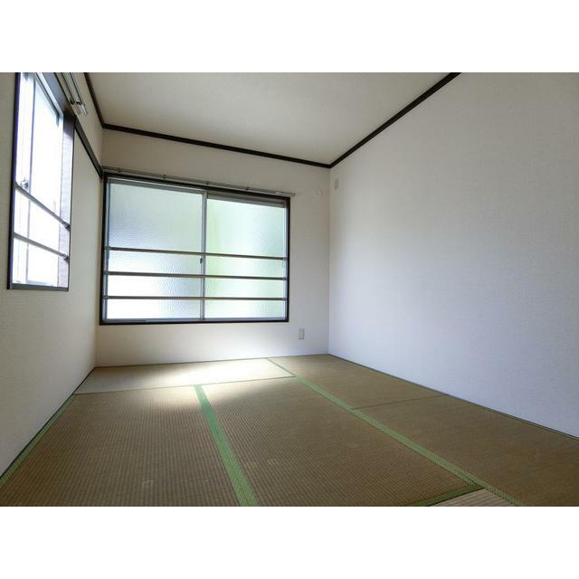 和室も窓が２か所あるので日がよく入ります