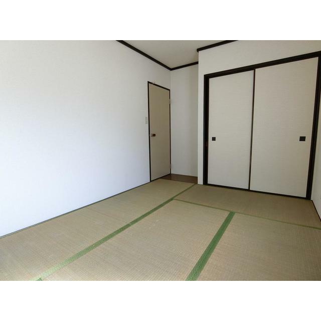 和室も窓が２か所あるので日がよく入ります