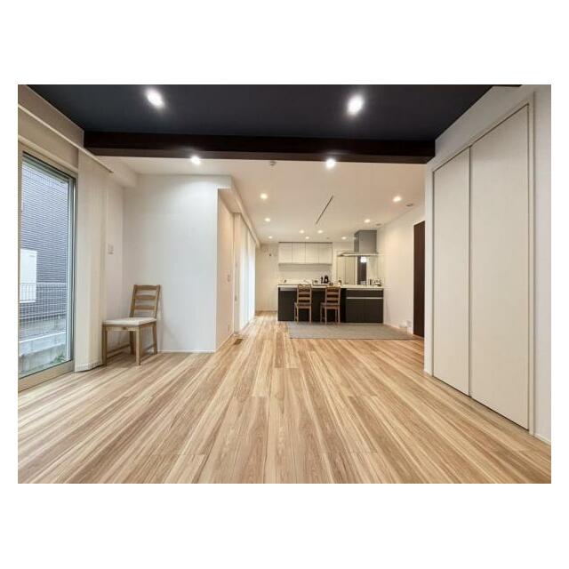 【LDK】約18帖のゆとりあるLDKは、ダイニング・リビング・キッズスペースなど、自由なレイアウトが可能。家族のライフスタイルに合わせて、快適な空間づくりが叶います。