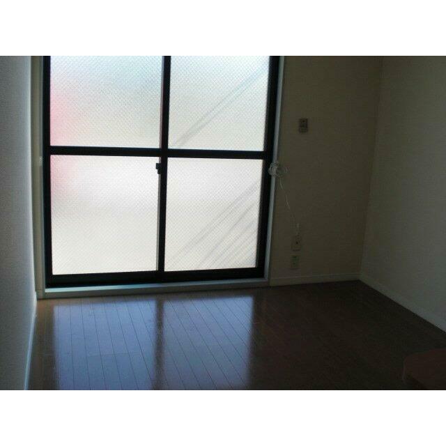 一階のお部屋は大きな窓付き。