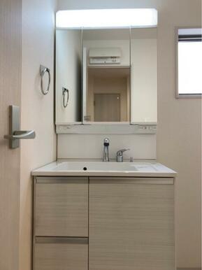 朝のお化粧から夜のスキンケアまで幅広く対応（2号棟）