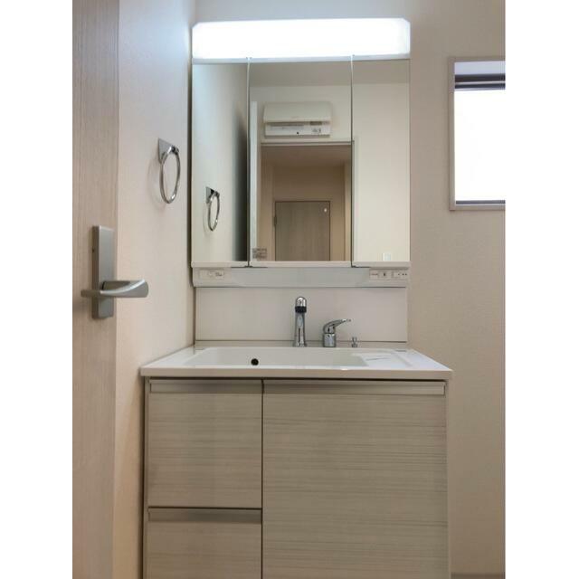 朝のお化粧から夜のスキンケアまで幅広く対応（2号棟）