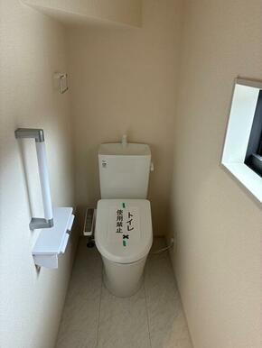 トイレでの転倒リスクを減らしてくれる手すり付き（6号棟）