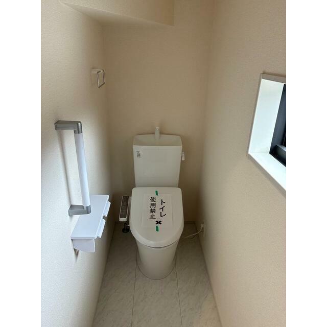トイレでの転倒リスクを減らしてくれる手すり付き（6号棟）