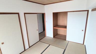 和室は６畳ある広々とした空間のため、客間や子どもの遊び場としても利用できます。