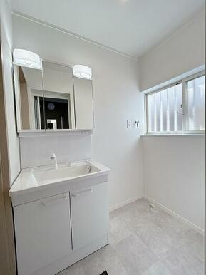 「脱衣所」窓がございます