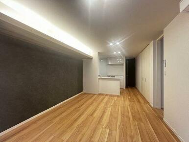 【ＬＤＫ】対面式のキッチン。リビング上部には、間接照明を採用。