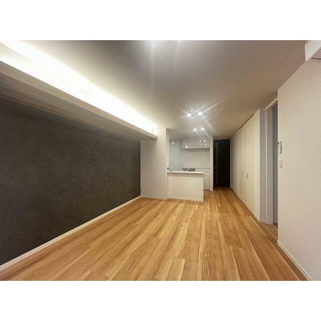 【ＬＤＫ】対面式のキッチン。リビング上部には、間接照明を採用。