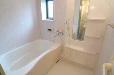 【浴室】シャワータイム・バスタイム　忙しい日々の中でのリラックスタイムにゆったりとご利用下さい。