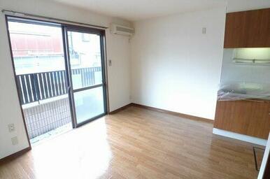 【８．８帖のダイニングキッチン（ＤＫ）】大きな窓が魅力的なお部屋です！