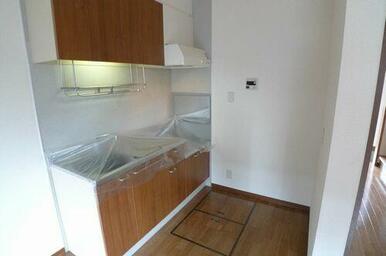 【８．８帖のダイニングキッチン（ＤＫ）】シックな木目調のキッチンです。落ち着いた雰囲気でお料理がで…