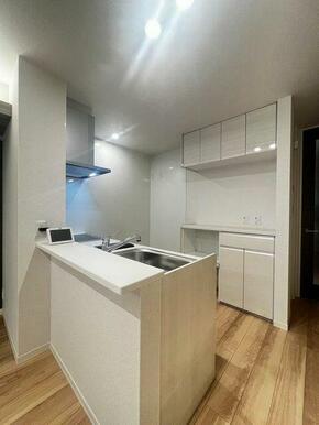 【キッチン】キッチン背面にはカップボードを設置