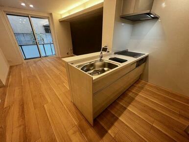 【キッチン】天板は、人工大理石とＩＨクッキングヒーターを採用し、お手入れの手間を最小限に抑えます。