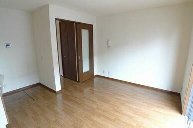 【８．８帖のダイニングキッチン（ＤＫ）】家具のレイアウト等もしやすい空間です！是非イメージしてご見…