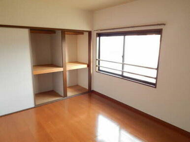 部屋の奥まで陽が差し込む気持ちの良いお部屋です。