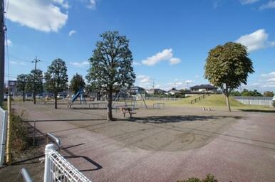 犬塚平成公園まで徒歩5分（390ｍ）　遊具等もあるのでお子さんの遊び場にぴったり♪