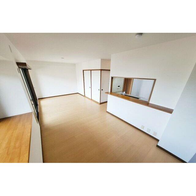 南西向きで、明るい自然光を広く取り込む横型リビングダイニング
