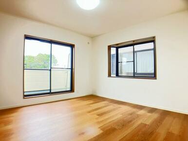 「洋室」約8帖の洋室です。