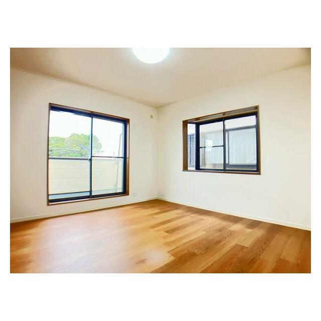 「洋室」約8帖の洋室です。