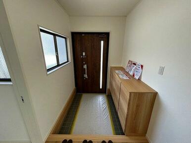 (16)玄関ホールはクロス貼替と下駄箱交換や照明交換をおこないました