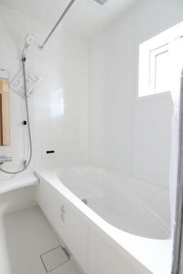 1号棟浴室 白を基調とした明るい浴室！寒い日のお風呂や雨の日のお洗濯に便利な浴室乾燥機付！