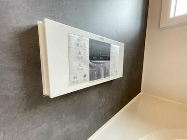 ボタンひとつでお湯張りや追い焚き、温度調整までしてくれる便利なオートバス機能付き！