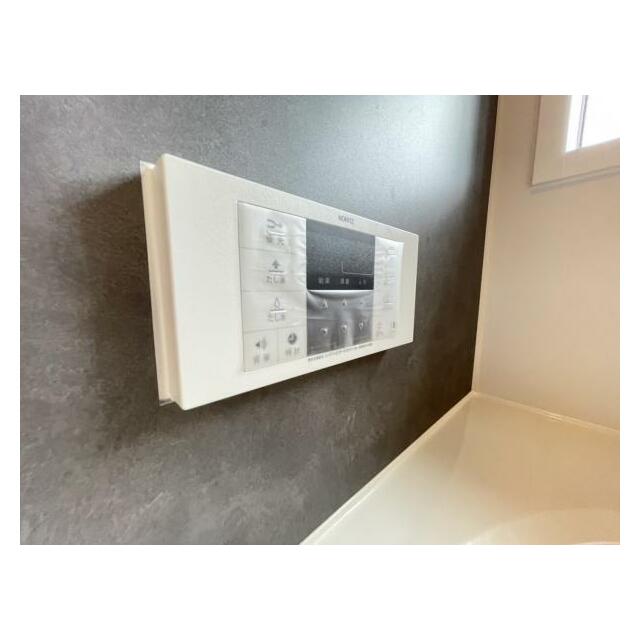 ボタンひとつでお湯張りや追い焚き、温度調整までしてくれる便利なオートバス機能付き！