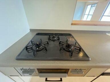 「キッチン」コンロ　３口で料理も楽々　生活に彩を