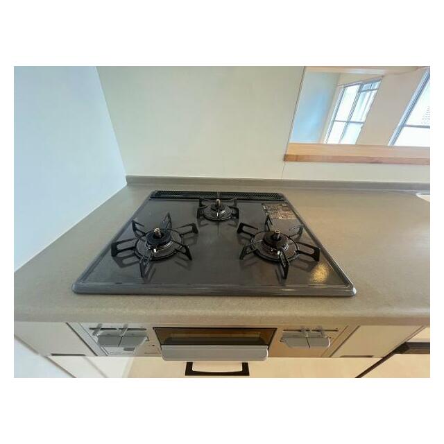 「キッチン」コンロ　３口で料理も楽々　生活に彩を