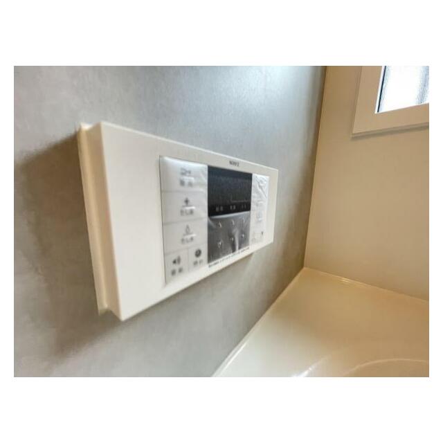 ボタンひとつでお湯張りや追い焚き、温度調整までしてくれる便利なオートバス機能付き！