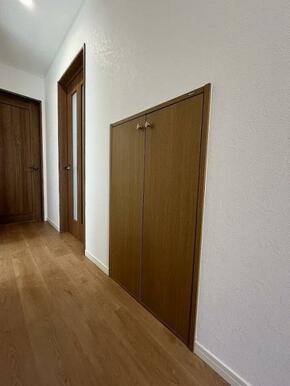 階段下にも収納がございます。