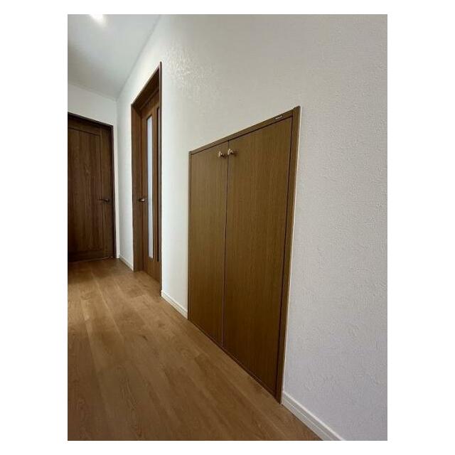 階段下にも収納がございます。