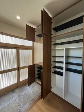 大きなシューズボックス付きです。