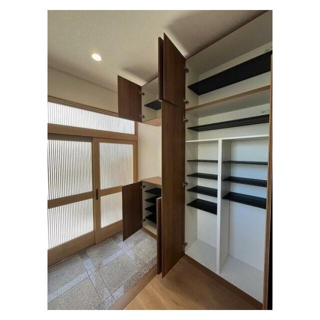 大きなシューズボックス付きです。