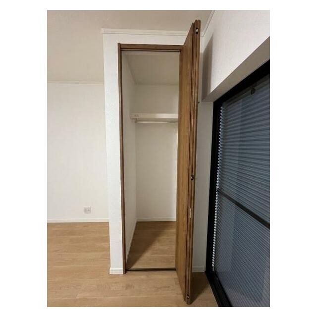 ちょっとしたお洋服や掃除機などが収納できます。