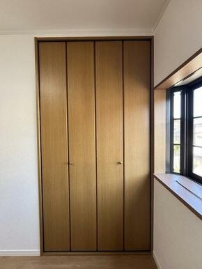 洋室には大きな収納もございます。